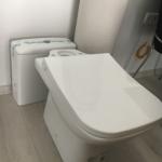 Туркоазен чист казан со долен влез, резервоар, внатрешно опремање и нежен тенок капак.